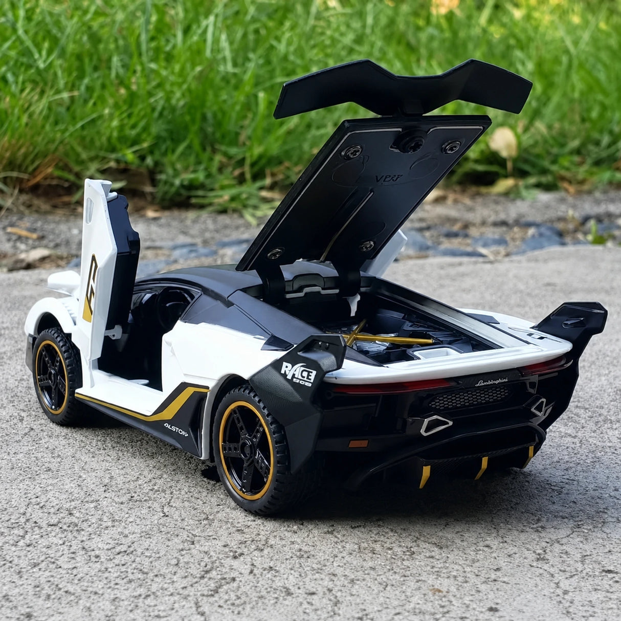 Lamborghini 2018 SC18 Alston White 1:32 – Diecast Display Model Die-Cast