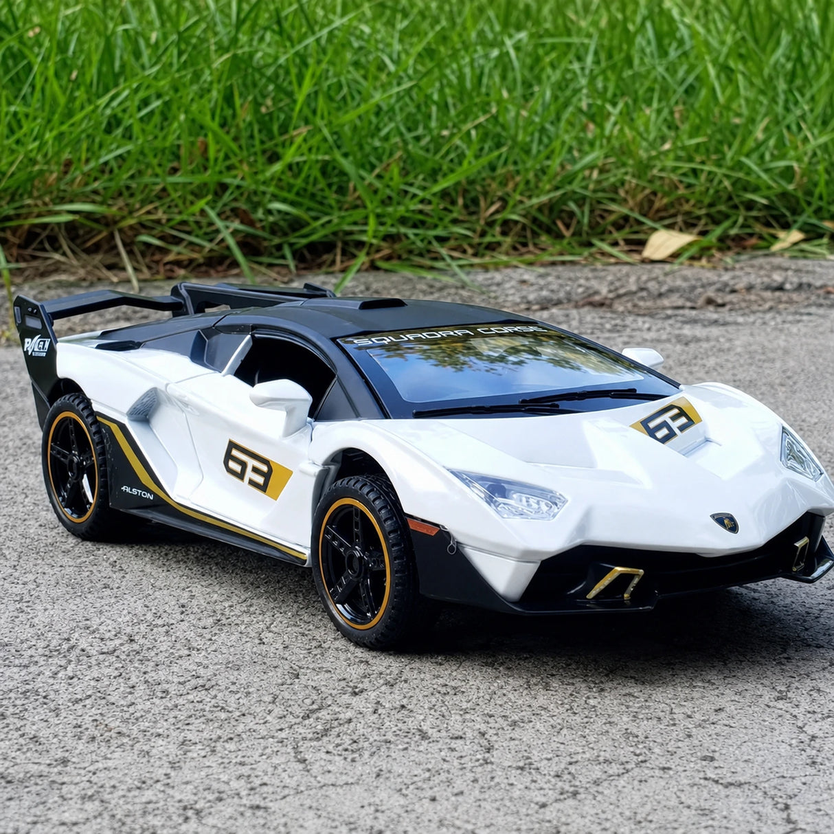 Lamborghini 2018 SC18 Alston White 1:32 – Diecast Display Model Die-Cast