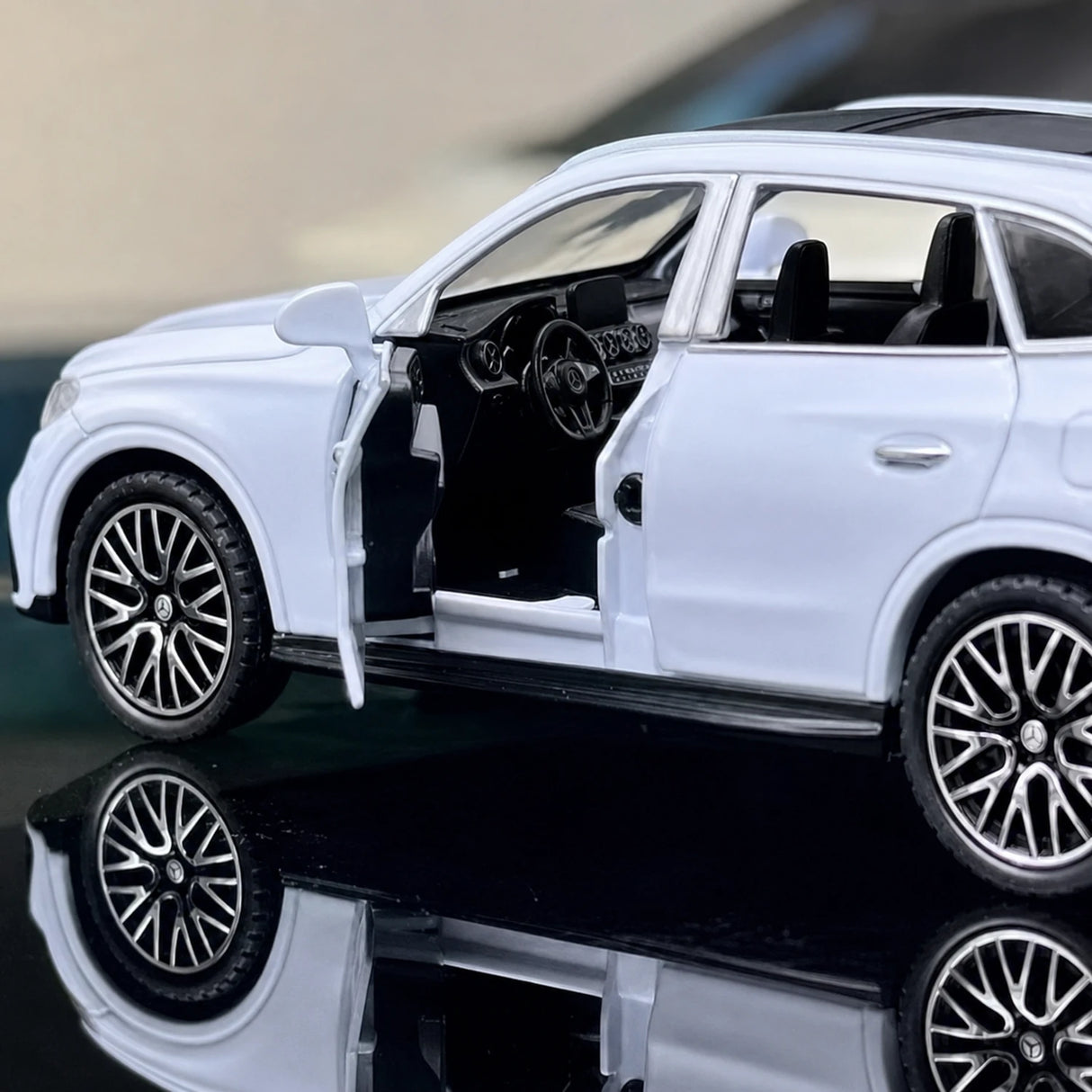 Mercedes-Benz 2023 GLC 400e White 1:32 – Diecast Display Model Die-Cast