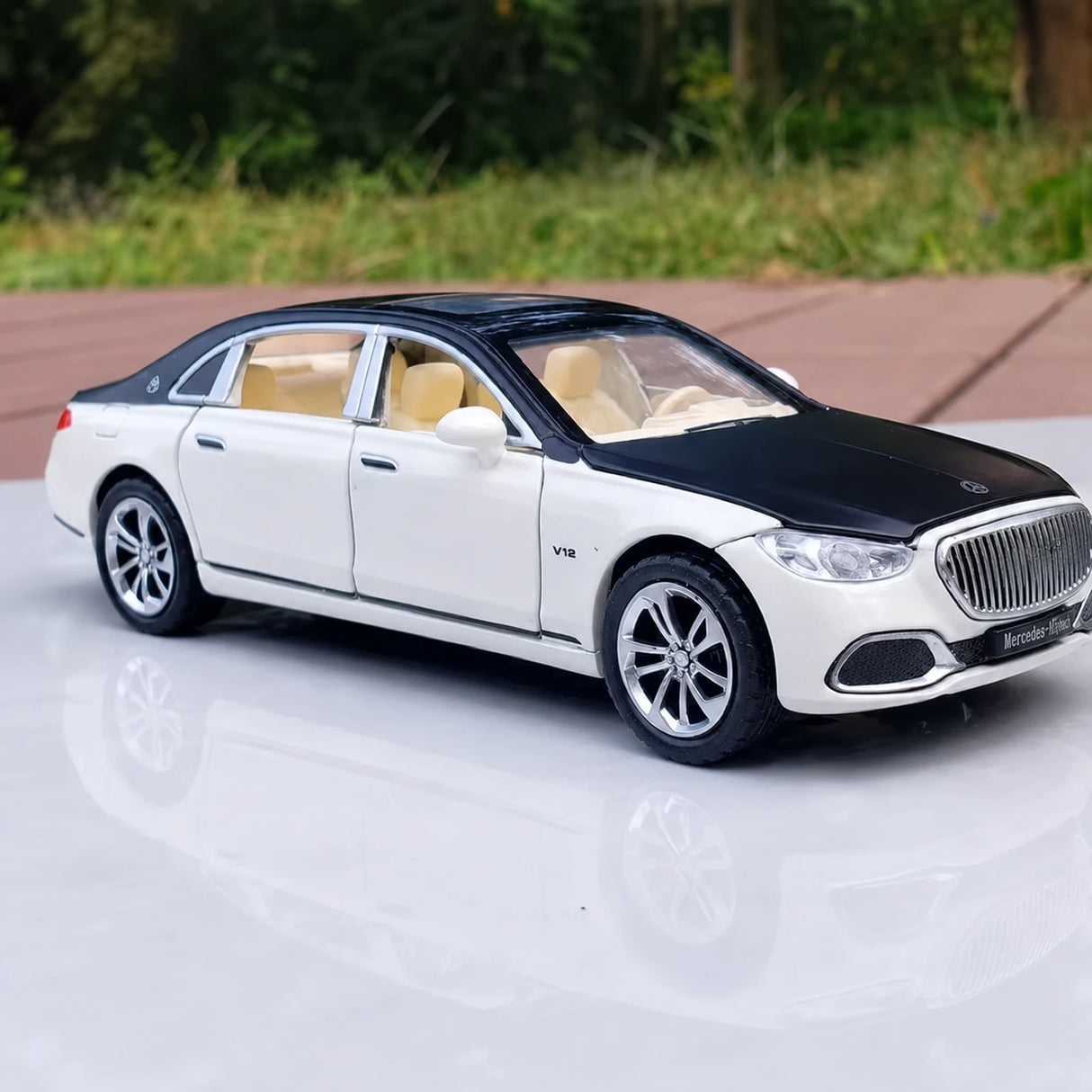 Mercedes-Maybach 2022 S680 Czarno-biały 1:32 – model wyświetlacza odlewany