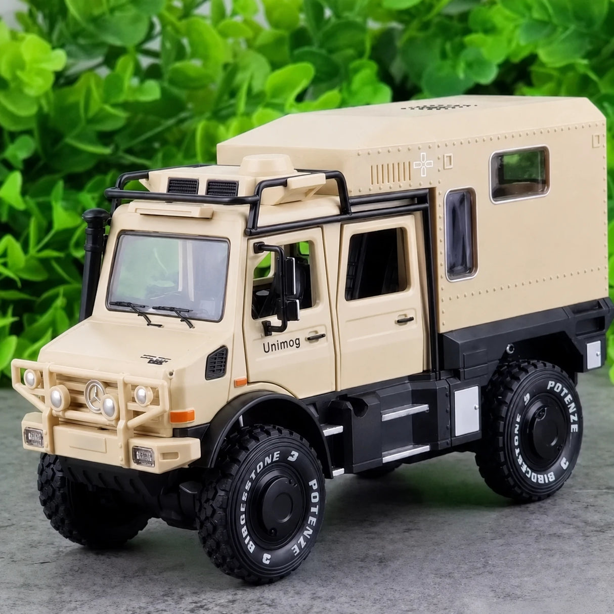 Mercedes- يونيموغ 2013 البدوية U4000 RV الأصفر 1:32 – نموذج عرض مصبوب، مصبوب.