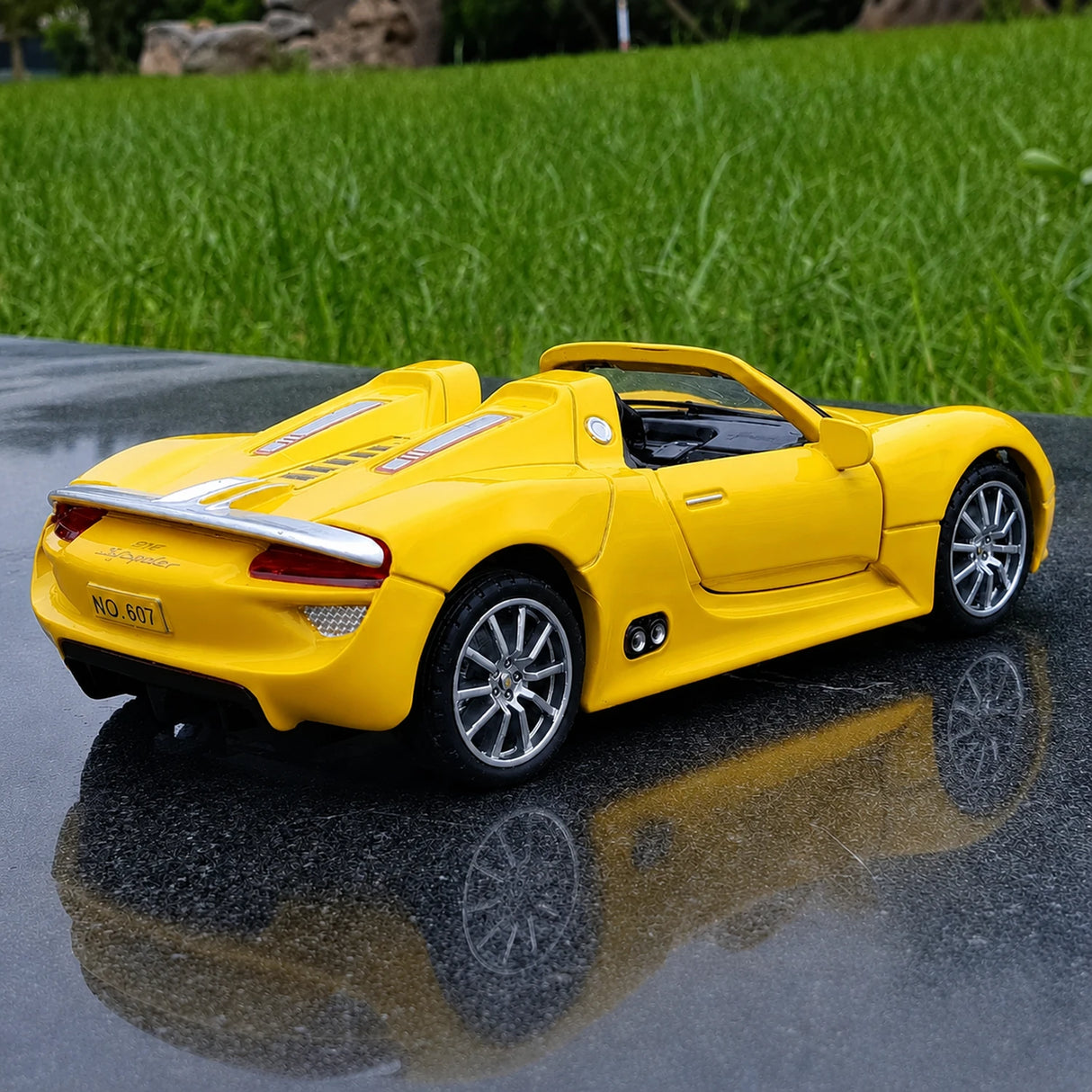 Porsche 2010 918 Spyder Keltainen 1:32 – Valuvalettu näyttömalli