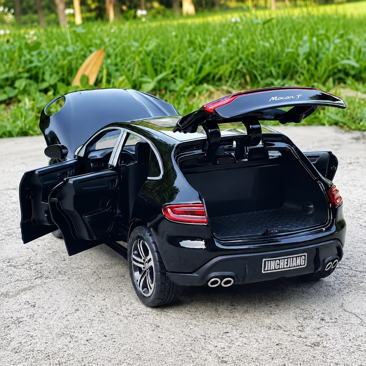 Porsche 2023 Macan T Black 1:32 – Diecast Display Model Die-Cast