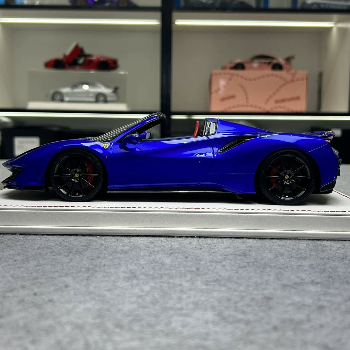 طلاء سباق Dino Model Ferrari 2018 488 بيستا سبايدر بلو 1:18 – راتنج موديل راتنج قابل للجمع