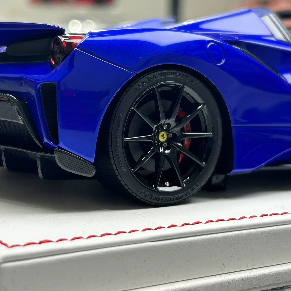 طلاء سباق Dino Model Ferrari 2018 488 بيستا سبايدر بلو 1:18 – راتنج موديل راتنج قابل للجمع