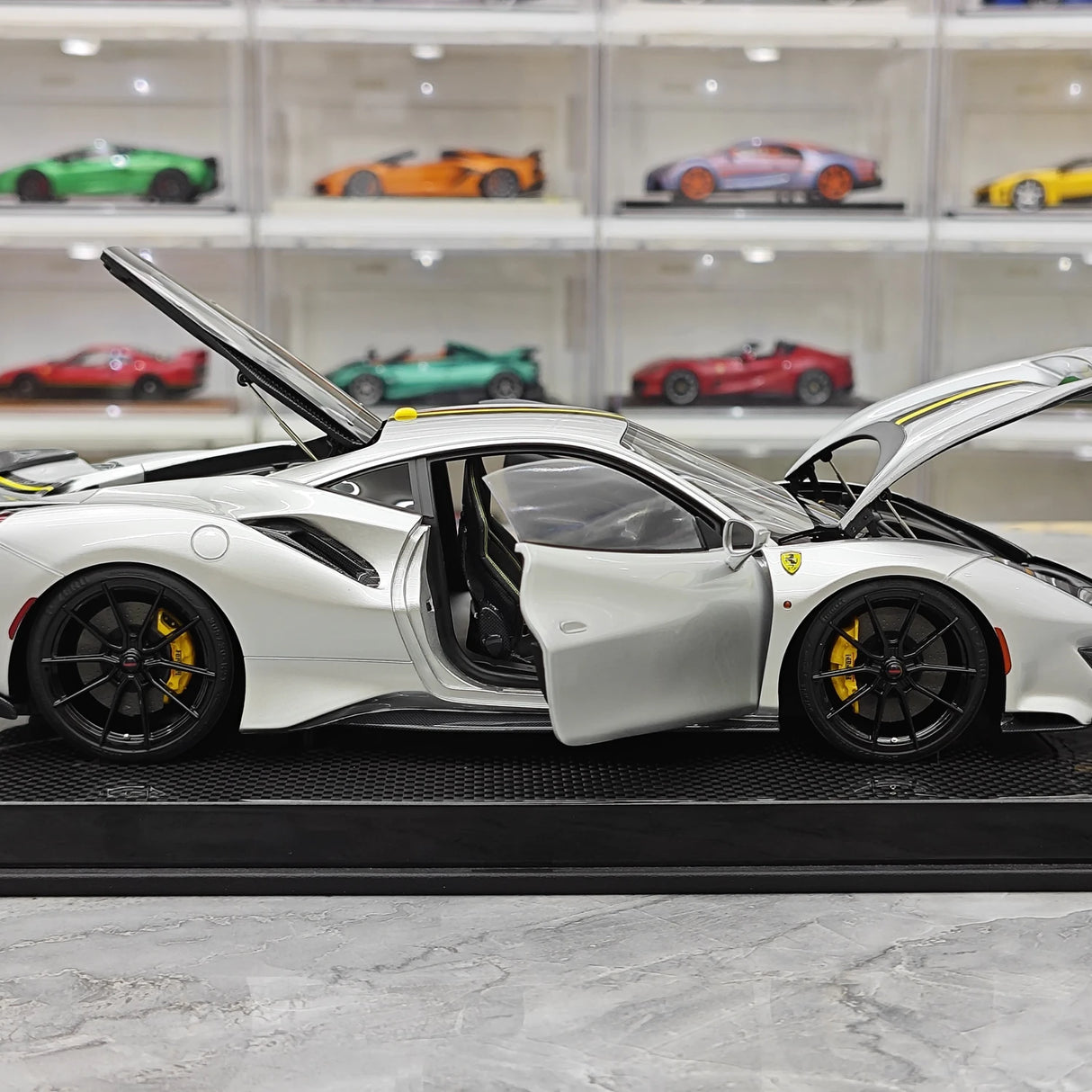 Dino Model Ferrari 2018 488 بيستا سبايدر سيلفر 1:18 – نموذج راتنج قابل للجمع