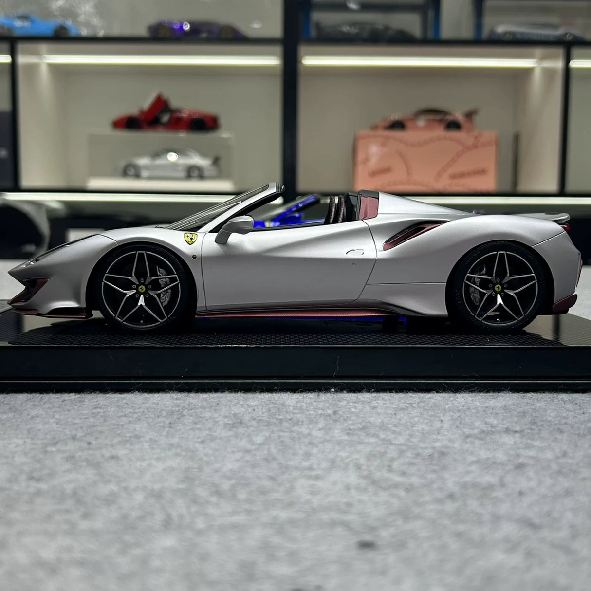 Dino Model Ferrari 2018 488 Pista Spider Silver Red Stripe 1:18 – Collectible Resin Model Resin