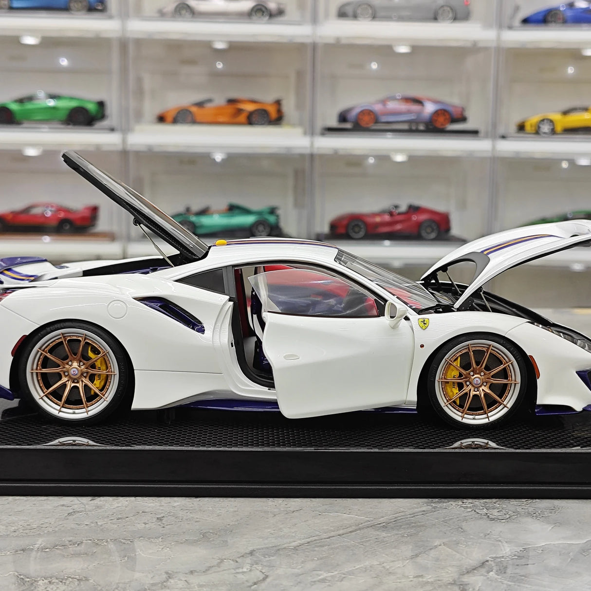 Dino Model Ferrari 2018 488 بيستا سبايدر وايت 1:18 – نموذج راتنج قابل للجمع