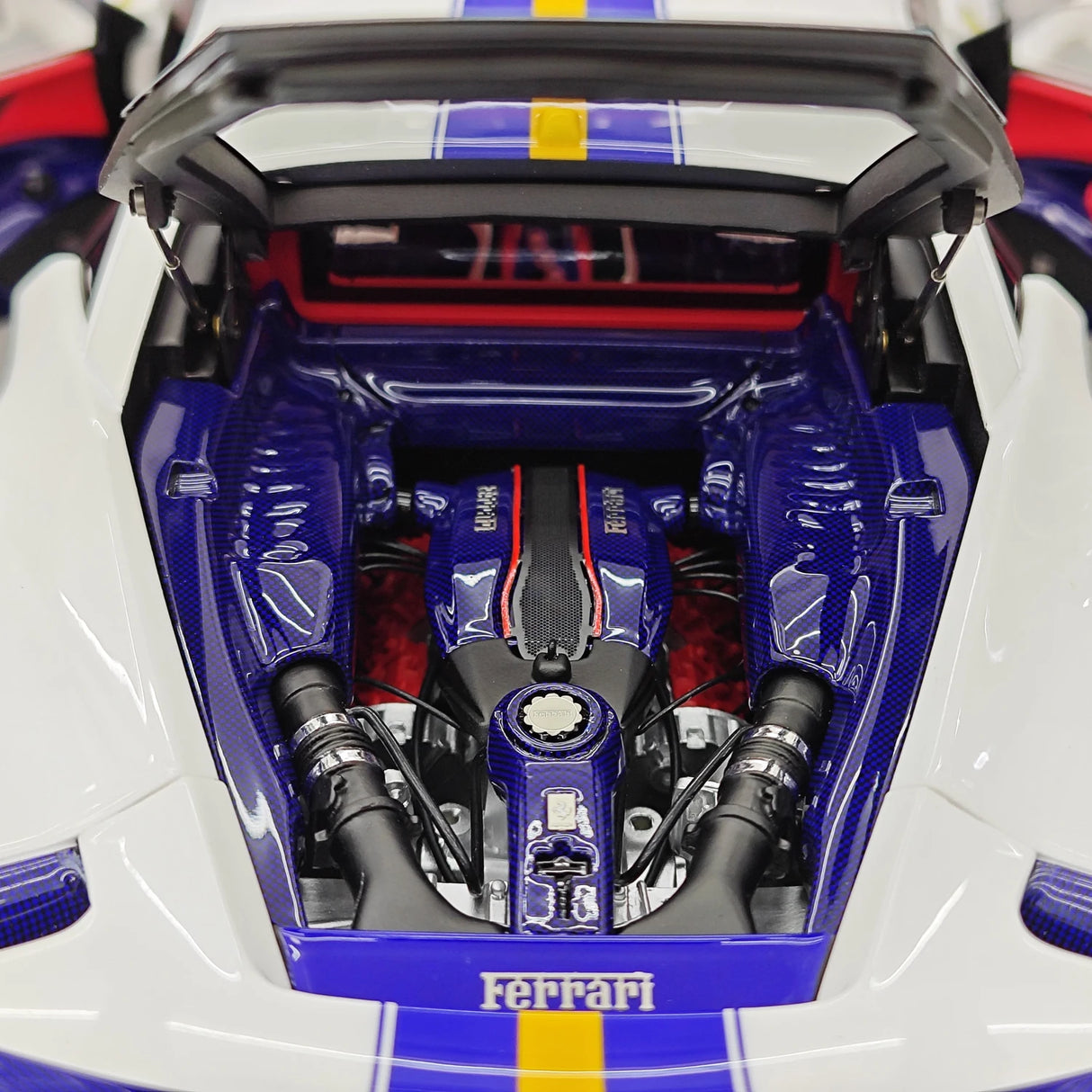 Dino Model Ferrari 2018 488 بيستا سبايدر وايت 1:18 – نموذج راتنج قابل للجمع