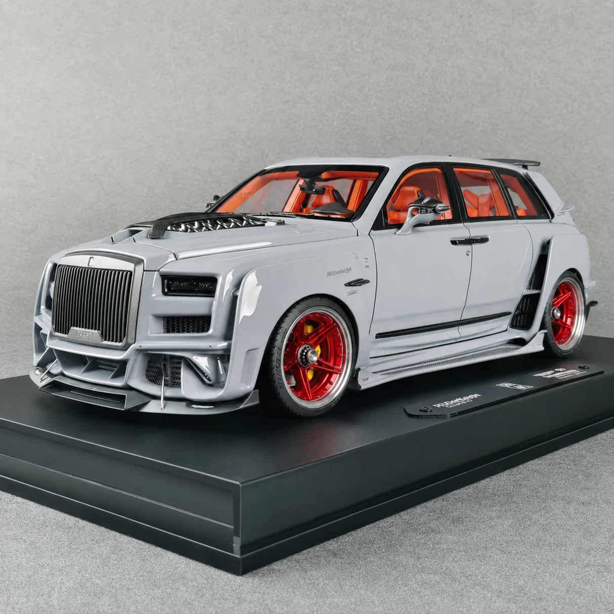 DreamWalkers Rolls-Royce 2018 Cullinan Widebody Glossy Gray 1:18 – Collectible Resin Model Resin
