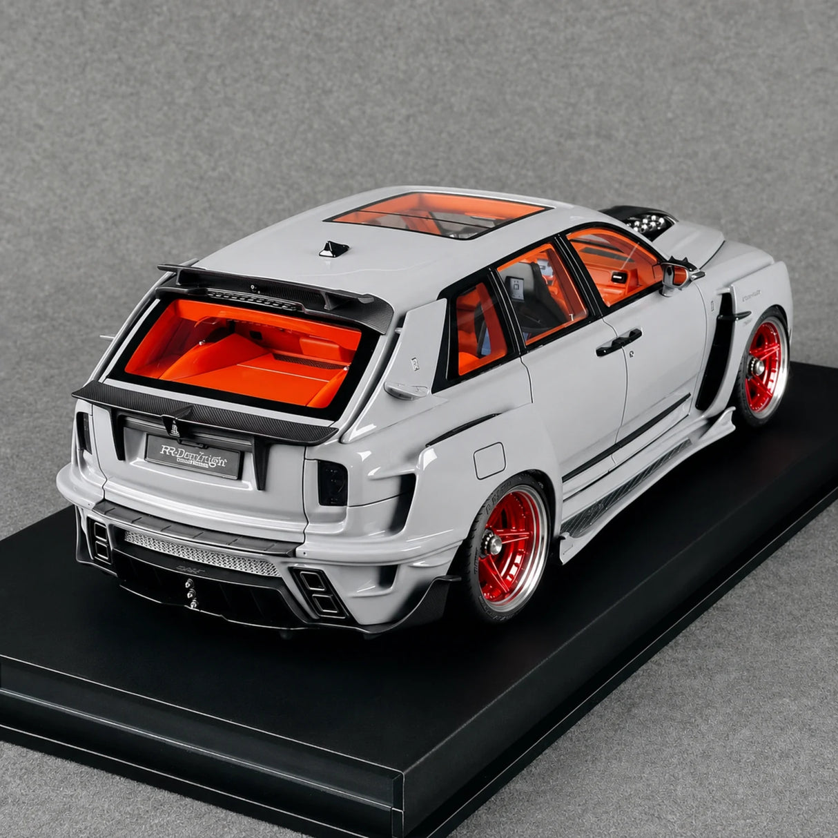 DreamWalkers Rolls-Royce 2018 Cullinan Widebody Glossy Gray 1:18 – Collectible Resin Model Resin