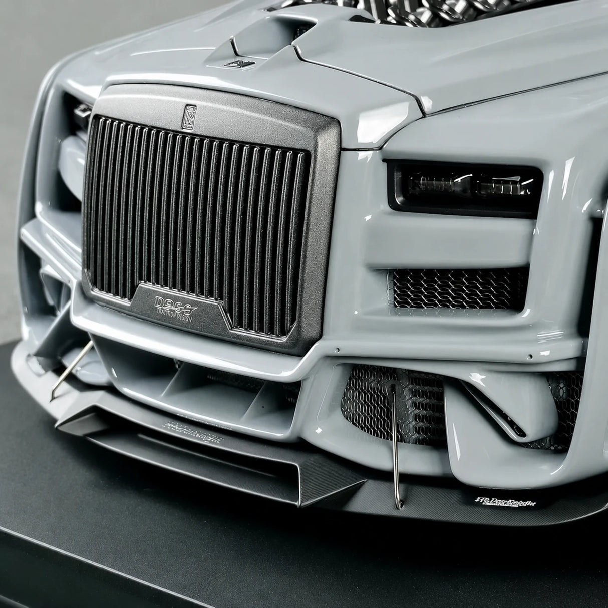 DreamWalkers Rolls-Royce 2018 Cullinan Widebody Glossy Gray 1:18 – Collectible Resin Model Resin