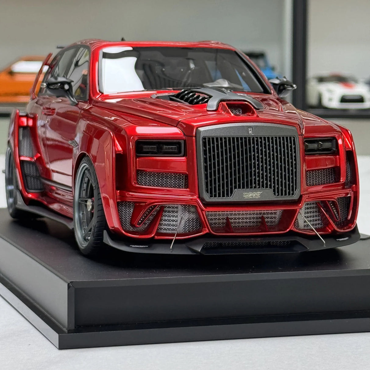DreamWalkers Rolls-Royce 2018 Cullinan Widebody Glossy Red 1:18 – Collectible Resin Model Resin