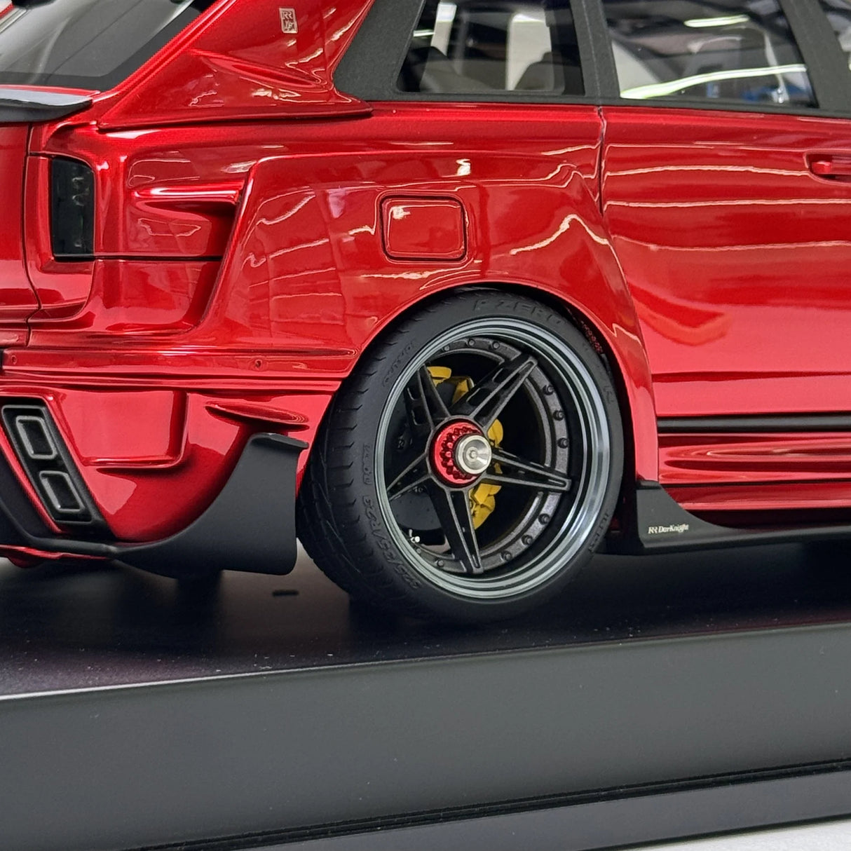 DreamWalkers Rolls-Royce 2018 Cullinan Widebody Glossy Red 1:18 – Collectible Resin Model Resin