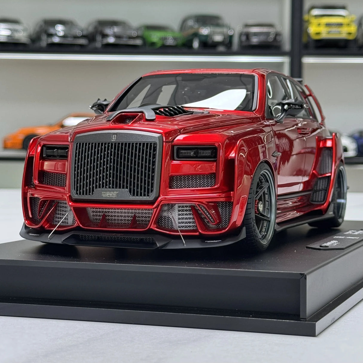 DreamWalkers Rolls-Royce 2018 Cullinan Widebody Glossy Red 1:18 – Collectible Resin Model Resin