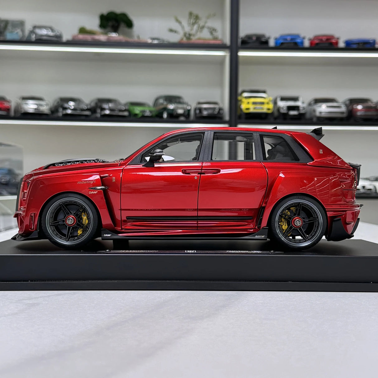 DreamWalkers Rolls-Royce 2018 Cullinan Widebody Glossy Red 1:18 – Collectible Resin Model Resin