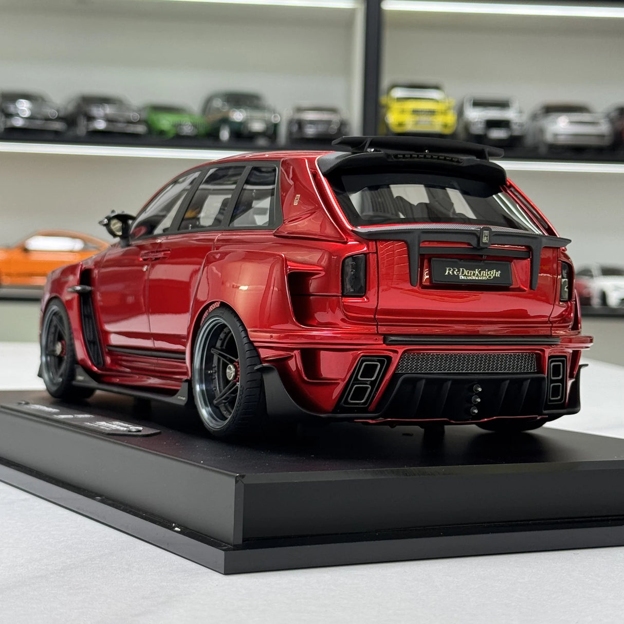 DreamWalkers Rolls-Royce 2018 Cullinan Widebody Glossy Red 1:18 – Collectible Resin Model Resin