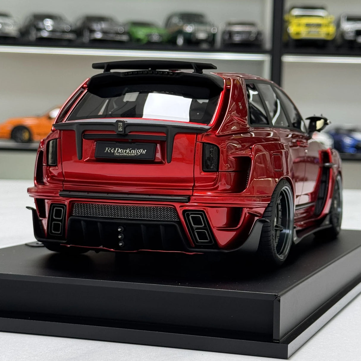 DreamWalkers Rolls-Royce 2018 Cullinan Widebody Glossy Red 1:18 – Collectible Resin Model Resin