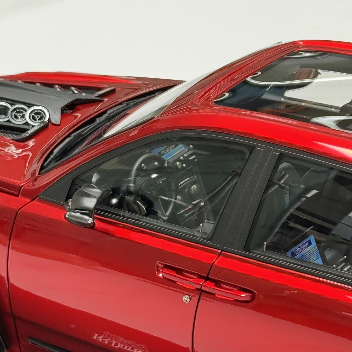 DreamWalkers Rolls-Royce 2018 Cullinan Widebody Glossy Red 1:18 – Collectible Resin Model Resin