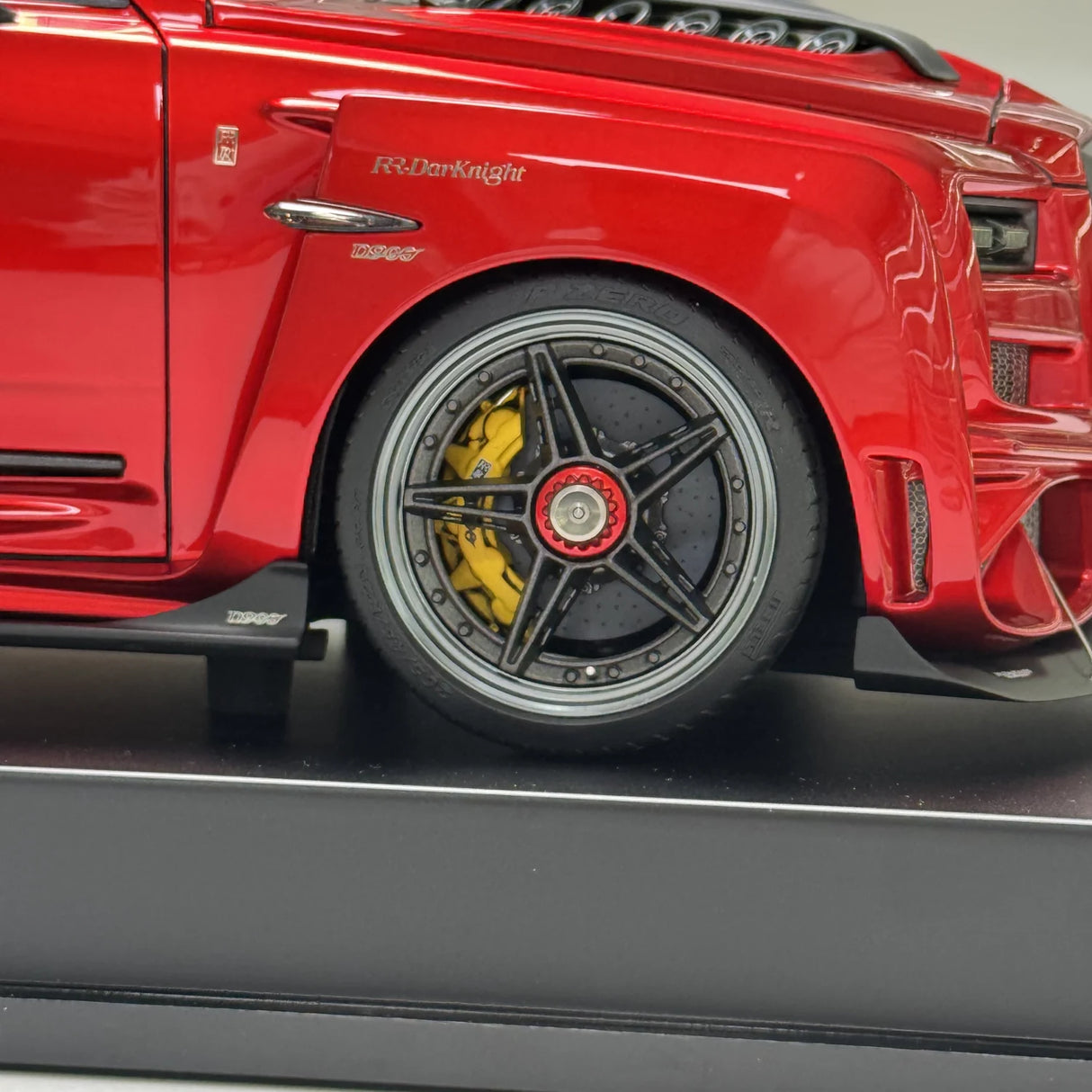 DreamWalkers Rolls-Royce 2018 Cullinan Widebody Glossy Red 1:18 – Collectible Resin Model Resin