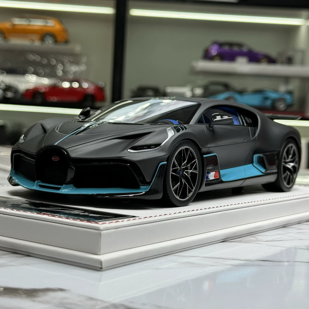 F.C Model Bugatti 2019 Divo Gray 1:18 – Keräilyhartsimalli