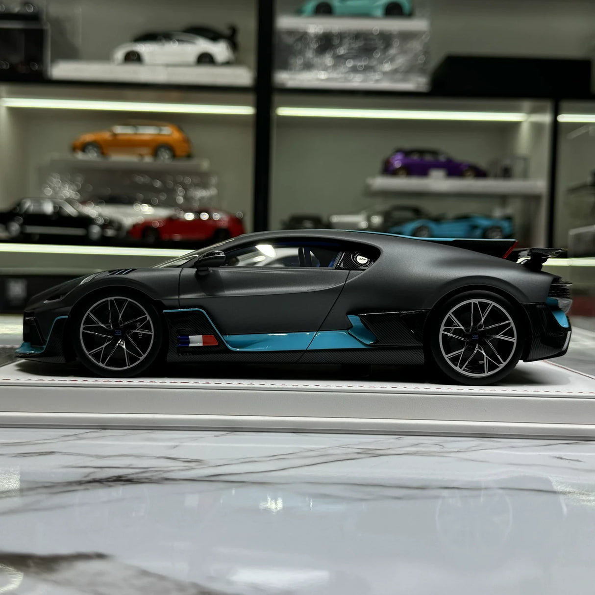 F.C Model Bugatti 2019 Divo Gray 1:18 – Keräilyhartsimalli