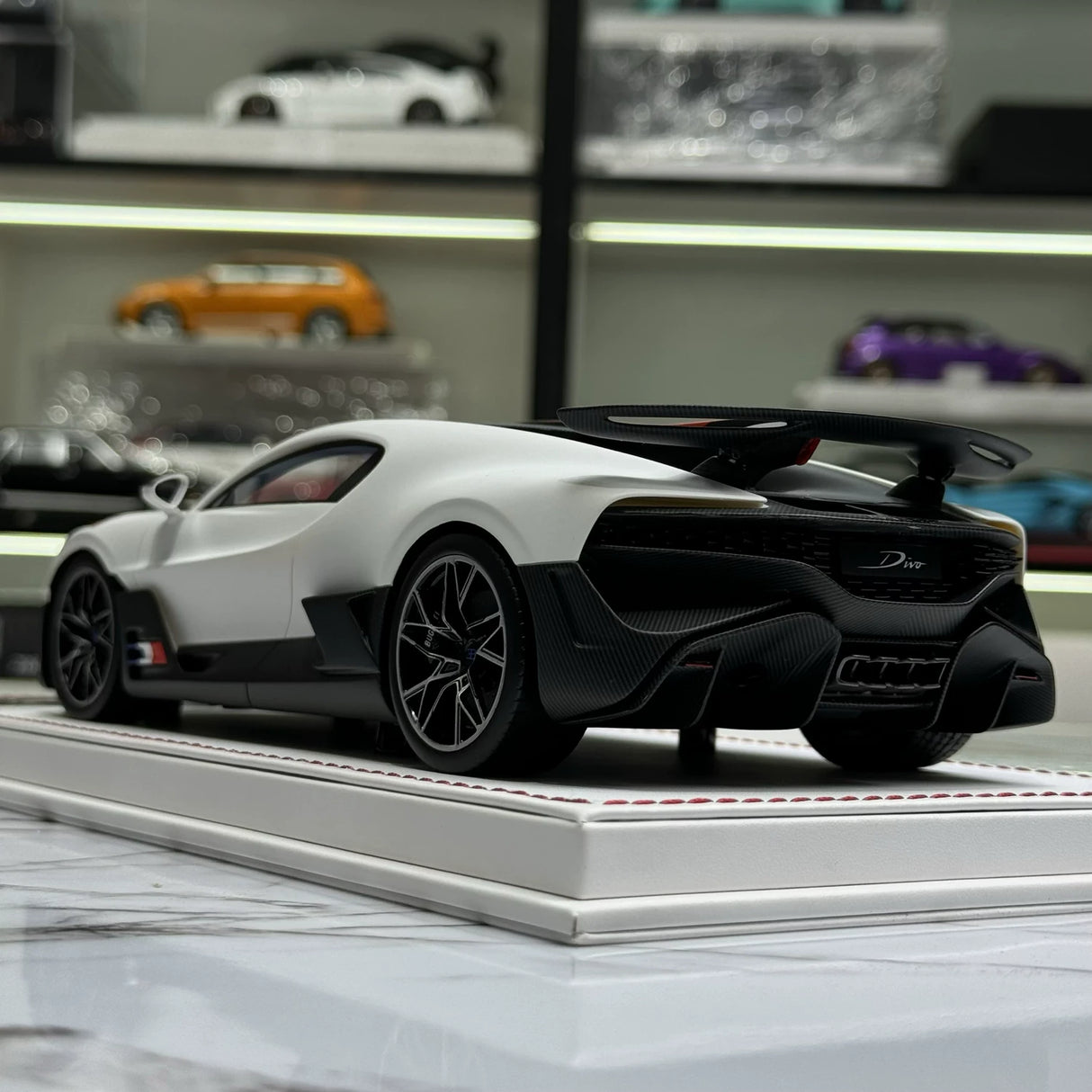 F.C Model Bugatti 2019 Divo White 1:18 – Keräilyhartsimalli