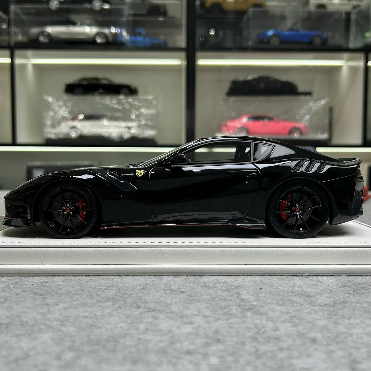 نموذج F.C Ferrari 2015 F12TDF بلاك 1:18 – راتنج قابل للجمع