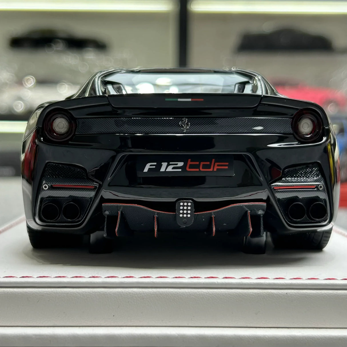 نموذج F.C Ferrari 2015 F12TDF بلاك 1:18 – راتنج قابل للجمع