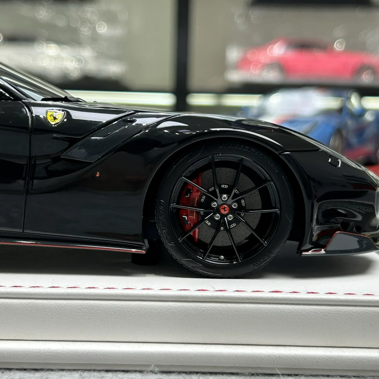 نموذج F.C Ferrari 2015 F12TDF بلاك 1:18 – راتنج قابل للجمع