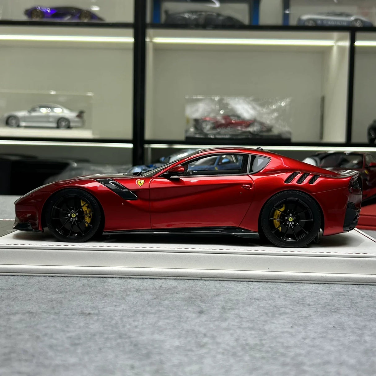 F.C Model Ferrari 2015 F12tdf Metal Rojo Negro Blanco 1:18 – Resina Modelo de Colección