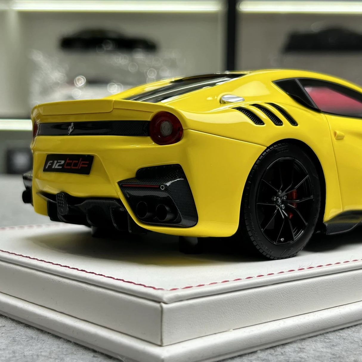 F.C Model Ferrari 2015 F12tdf Yellow 1:18 – Resina Collezionabile in Modello