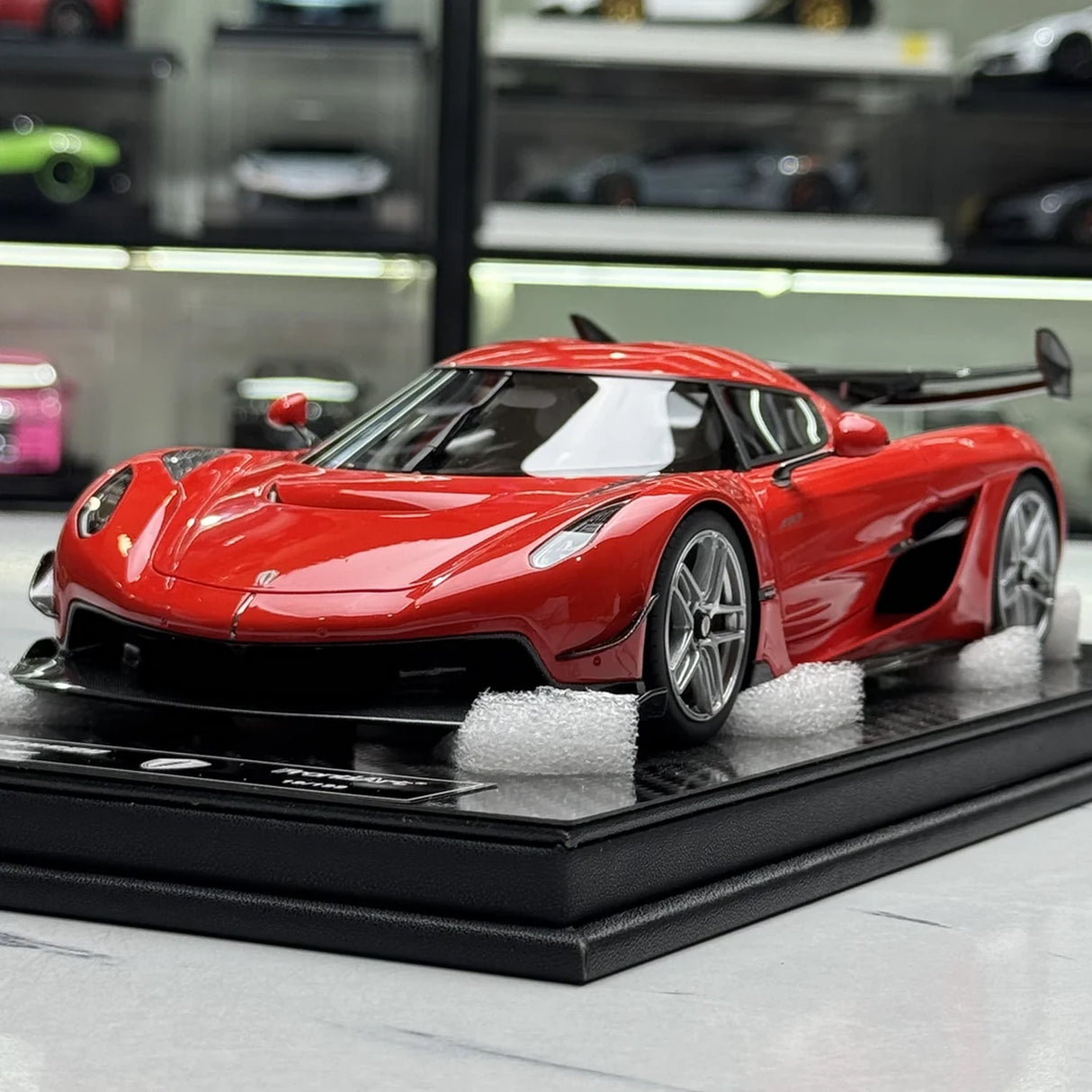 FrontiArt Koenigsegg 2020 Jesko Attack Chili Red 1:18 – Sammelobjekt-Resin-Modellharz