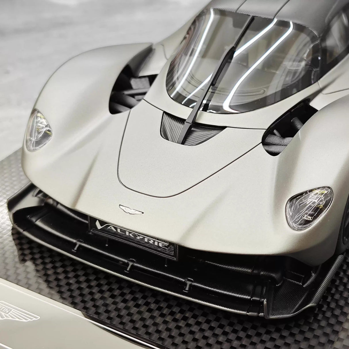 FrontiArt Aston Martin 2021 Valkyrie Silver 1:18 – kolekcjonerski model żywicy