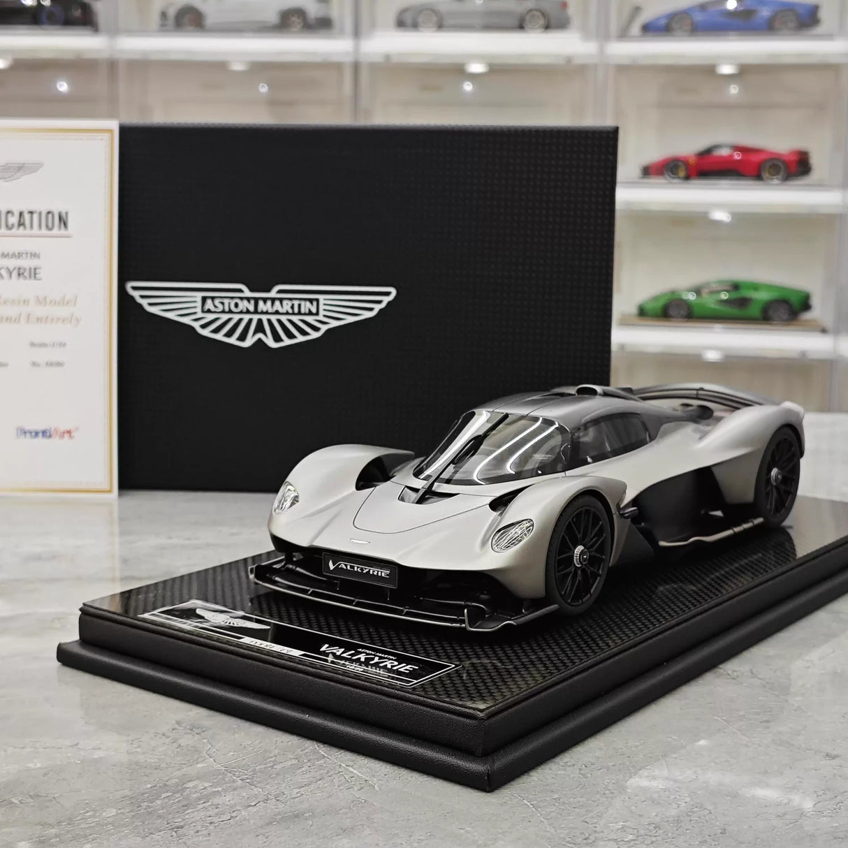 FrontiArt Aston Martin 2021 Valkyrie Silver 1:18 – kolekcjonerski model żywicy