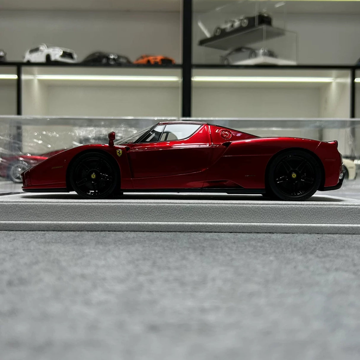 GAVIN Ferrari 2002 Enzo ريد ميتال 1:18 – نموذج راتنج قابل للجمع