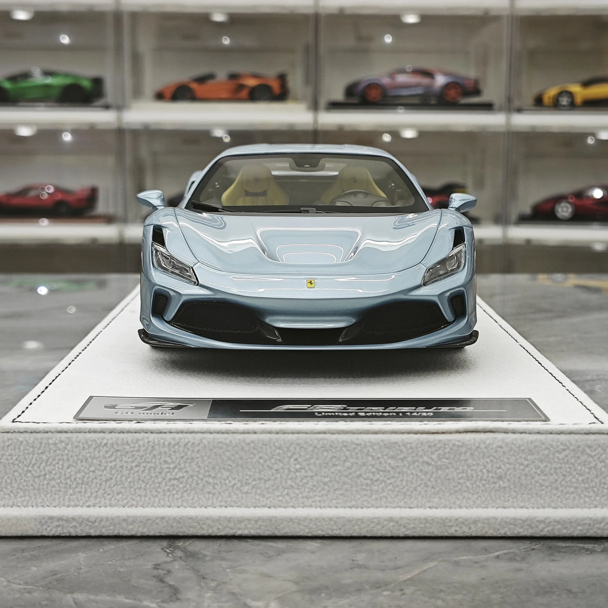 GH Ferrari 2019 F8 Tributo Ice Blue 1:18 – samlarobjekt resinmodellresin