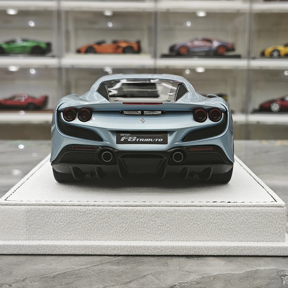 GH Ferrari 2019 F8 Tributo Ice Blue 1:18 – samlarobjekt resinmodellresin