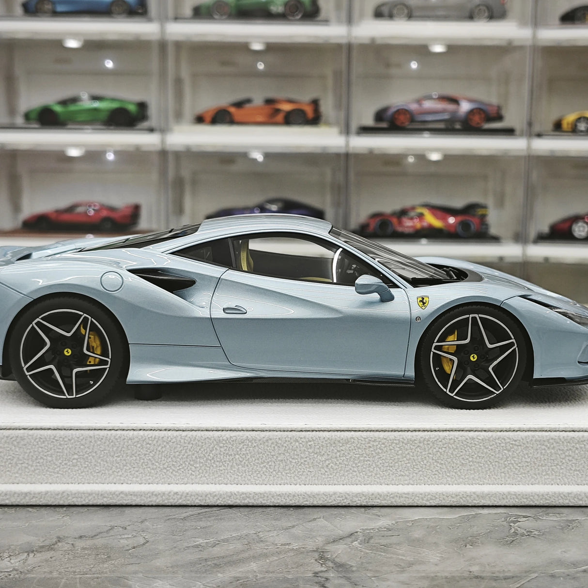 GH Ferrari 2019 F8 Tributo Ice Blue 1:18 – samlarobjekt resinmodellresin