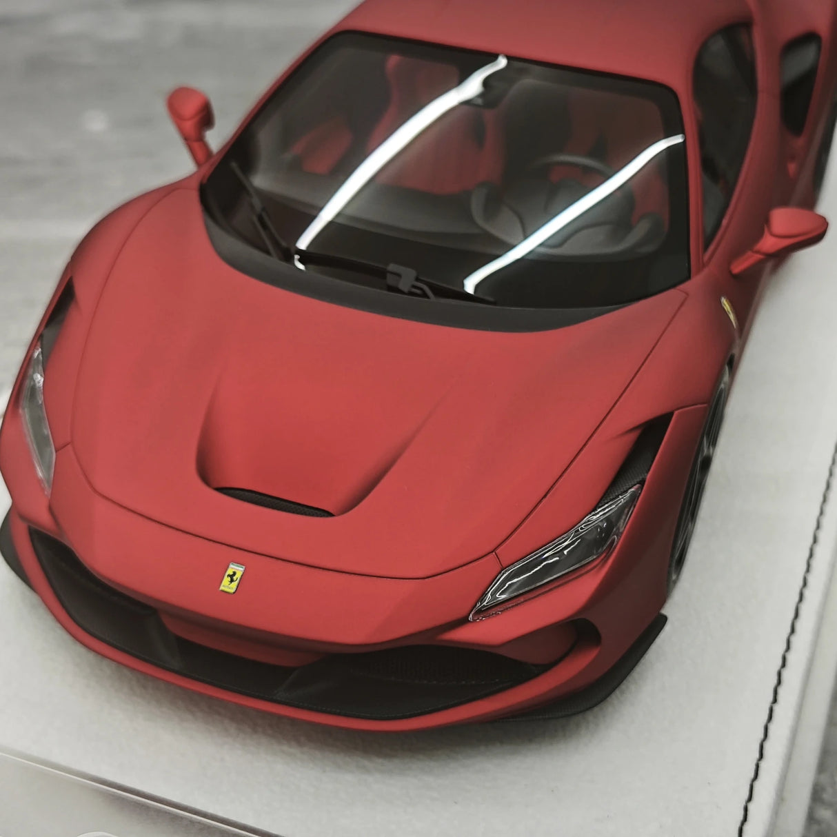 GH Ferrari 2019 F8 Tributo Matte Red 1:18 – Sammelobjekt-Resin-Modellharz