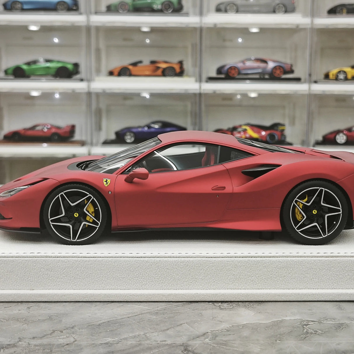 GH Ferrari 2019 F8 Tributo Matte Red 1:18 – Sammelobjekt-Resin-Modellharz