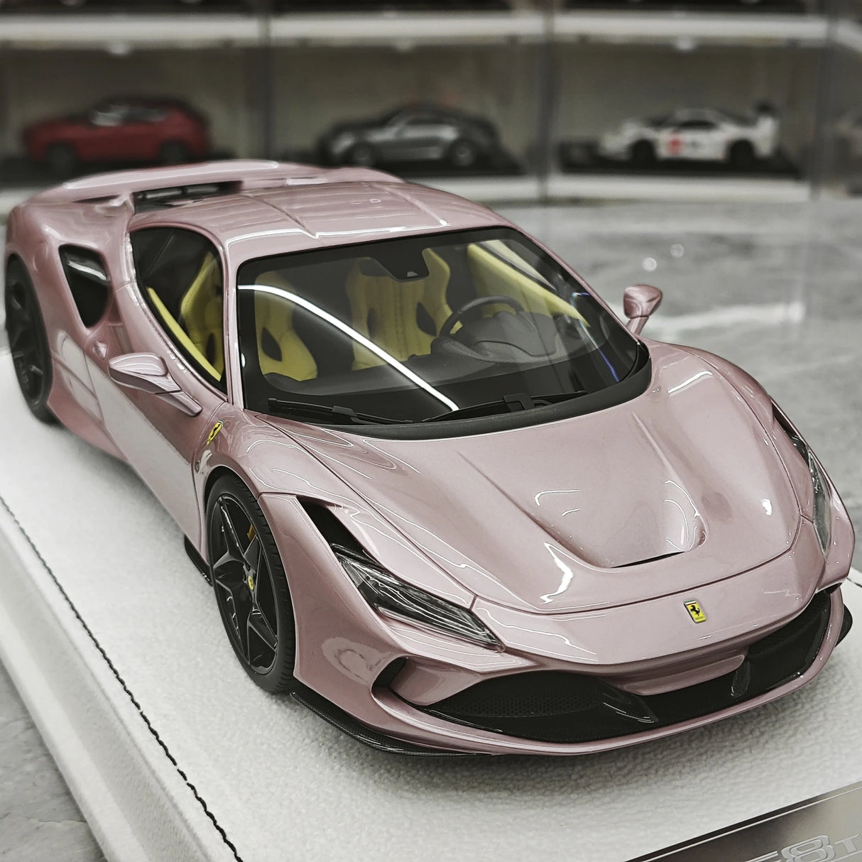 GH Ferrari 2019 F8 Tributo Pink 1:18 – Samlarresin i resin-modellresin