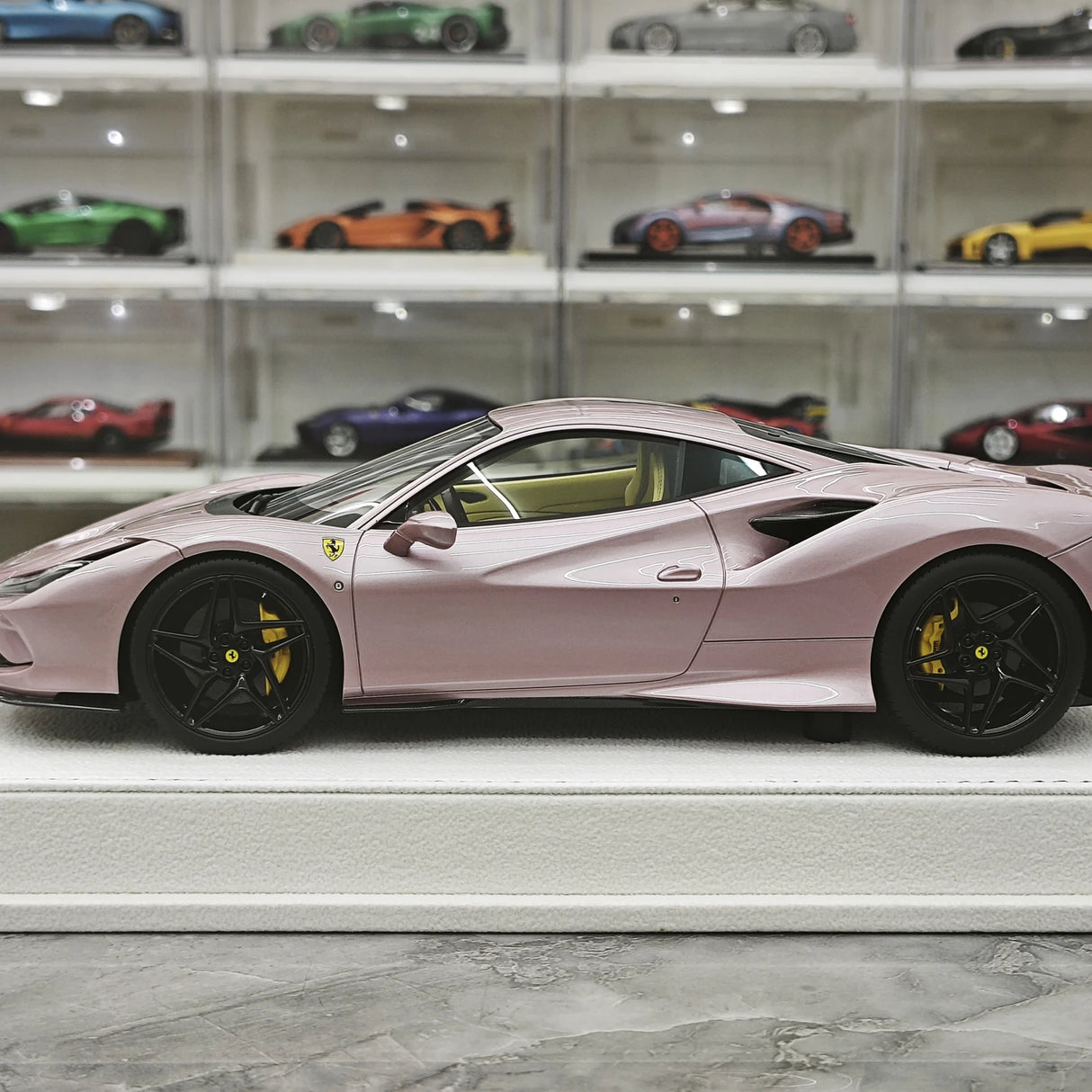 GH Ferrari 2019 F8 Tributo Pink 1:18 – Samlarresin i resin-modellresin