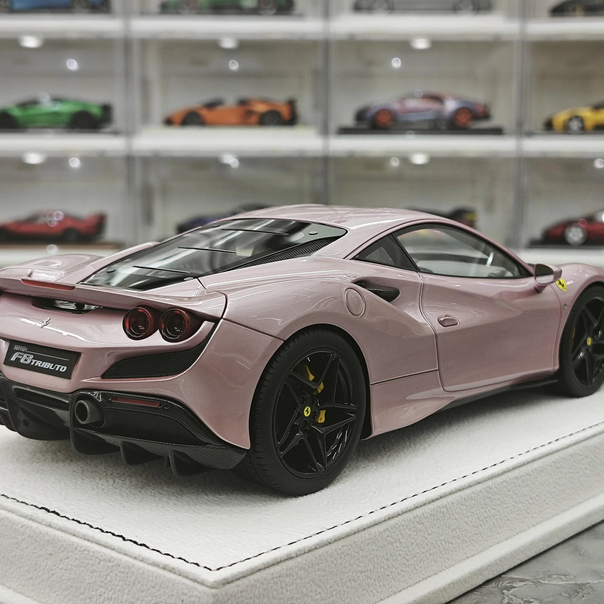 GH Ferrari 2019 F8 Tributo Pink 1:18 – Samlarresin i resin-modellresin
