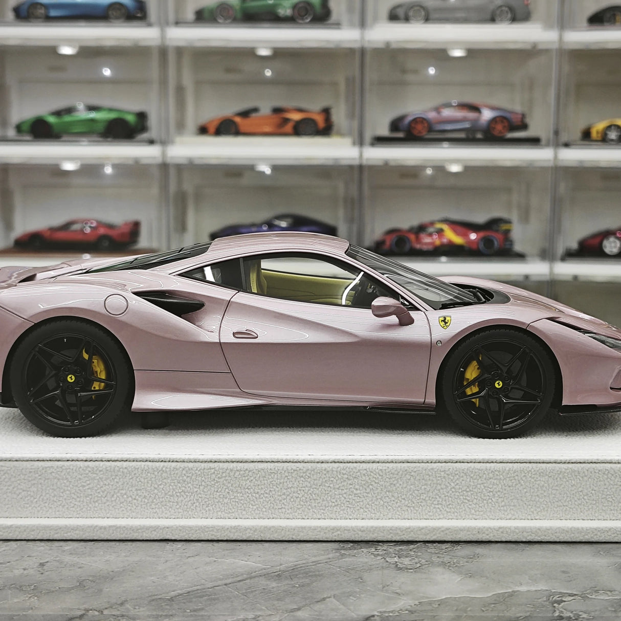 GH Ferrari 2019 F8 Tributo Pink 1:18 – Samlarresin i resin-modellresin
