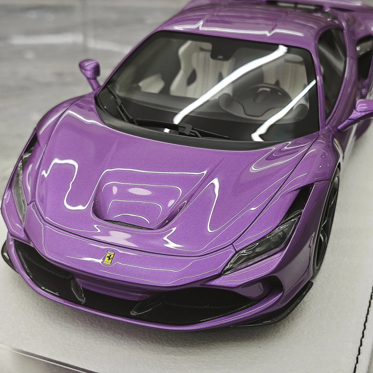 GH Ferrari 2019 F8 Tributo Purple 1:18 – Samlarresin-modellresin