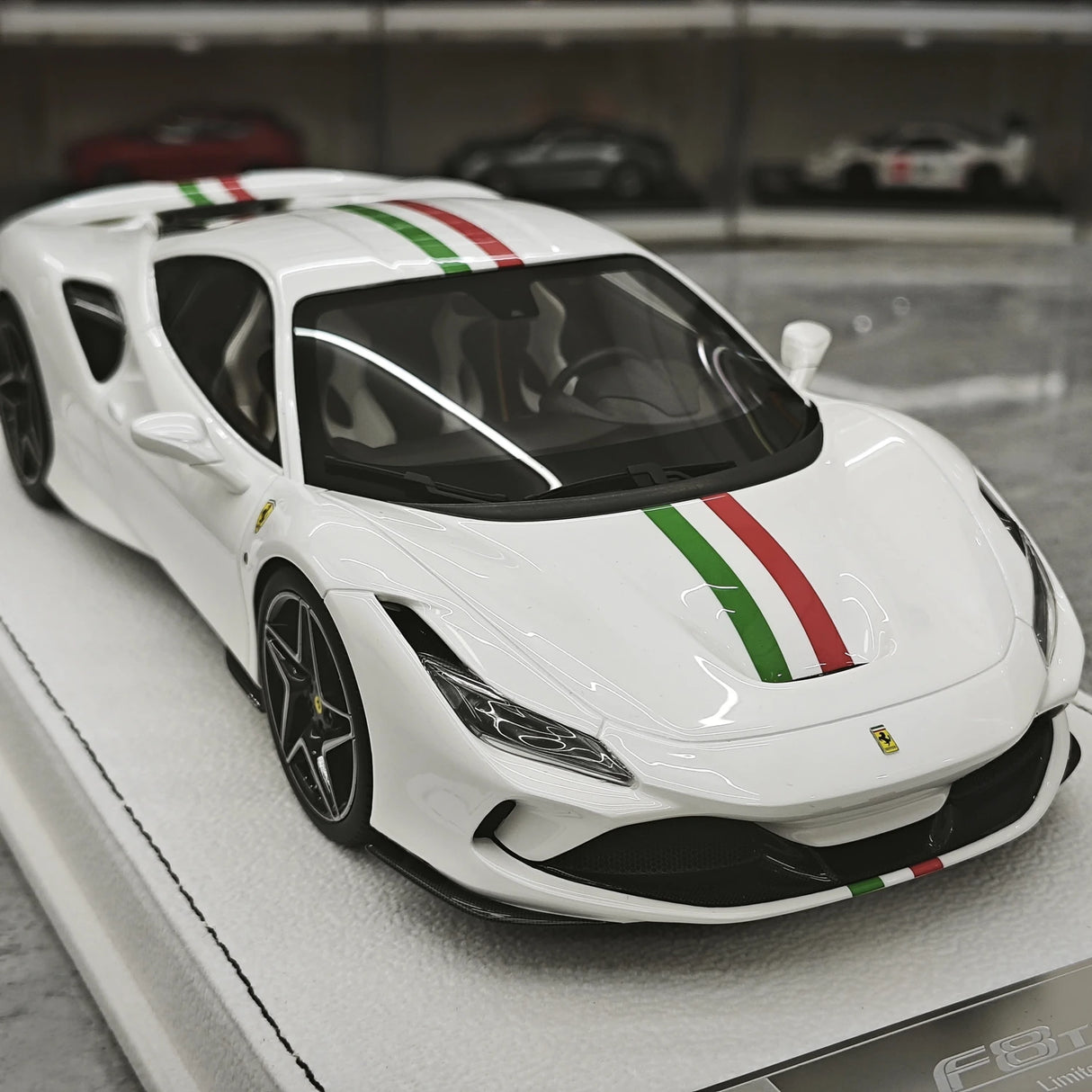 GH Ferrari 2019 F8 Tributo White 1:18 – Samlarresin Resin Modellresin
