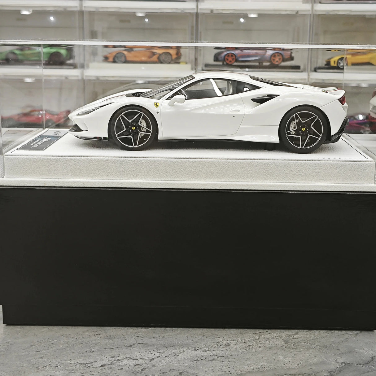 GH Ferrari 2019 F8 Tributo White 1:18 – Samlarresin Resin Modellresin