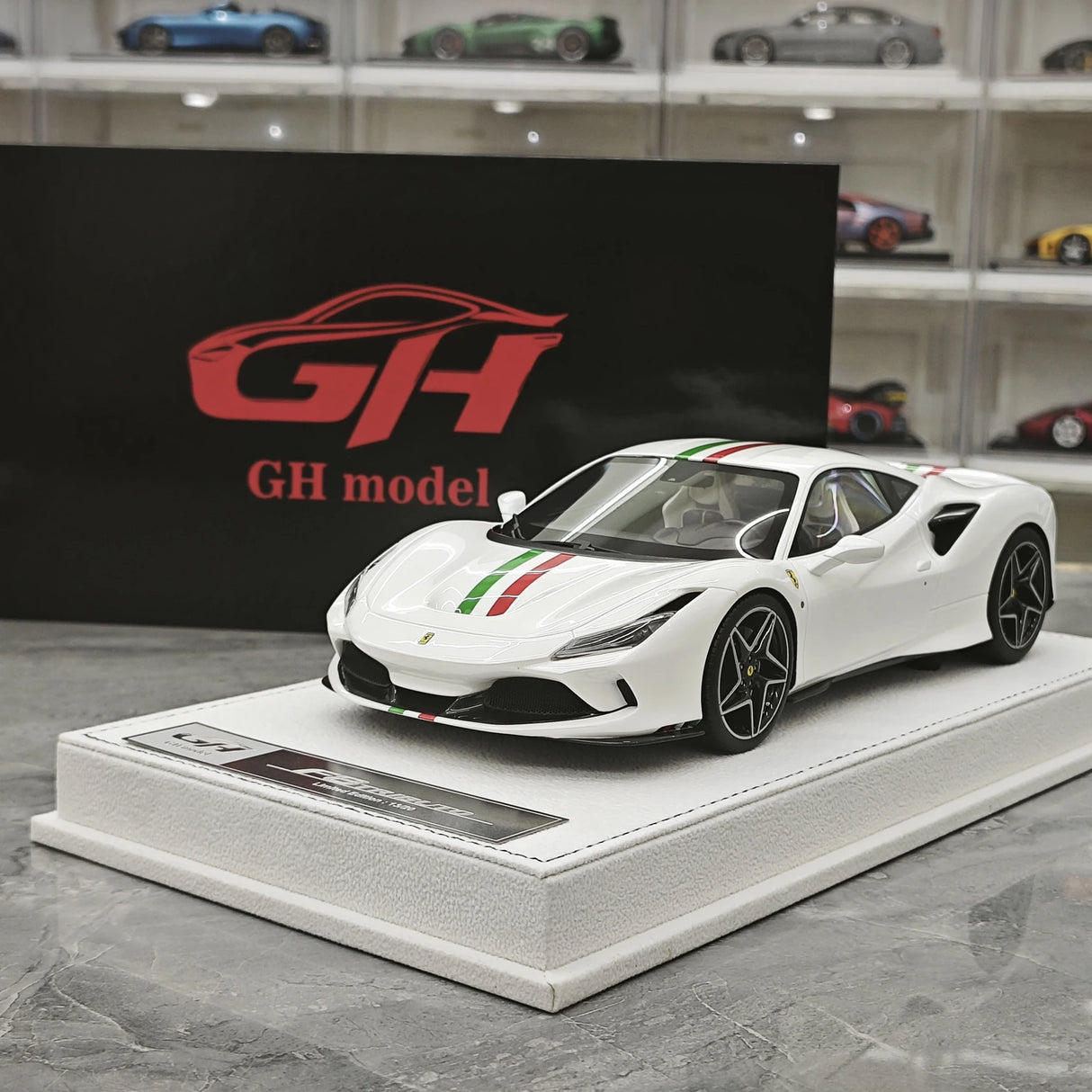 GH Ferrari 2019 F8 Tributo White 1:18 – Samlarresin Resin Modellresin