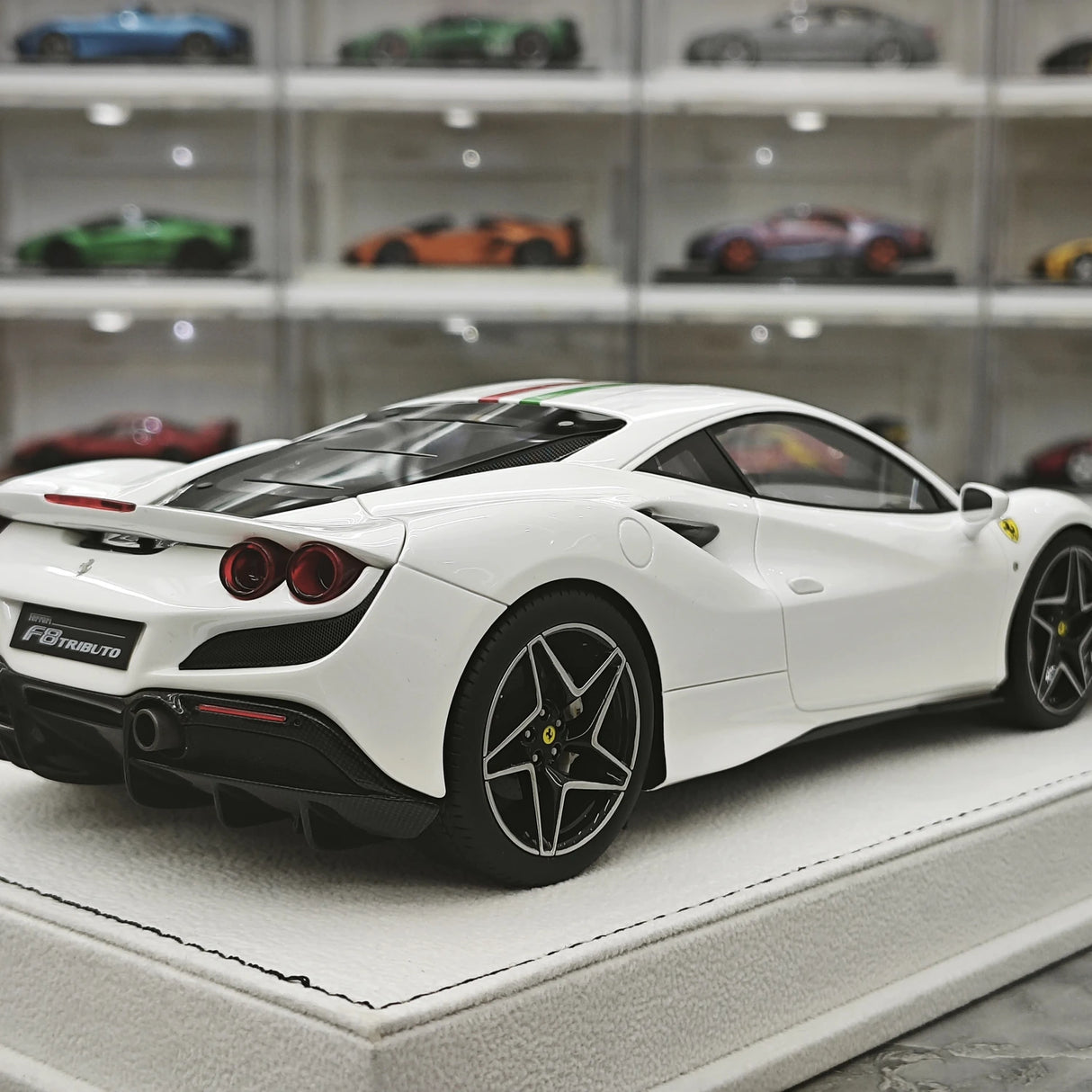 GH Ferrari 2019 F8 Tributo White 1:18 – Samlarresin Resin Modellresin
